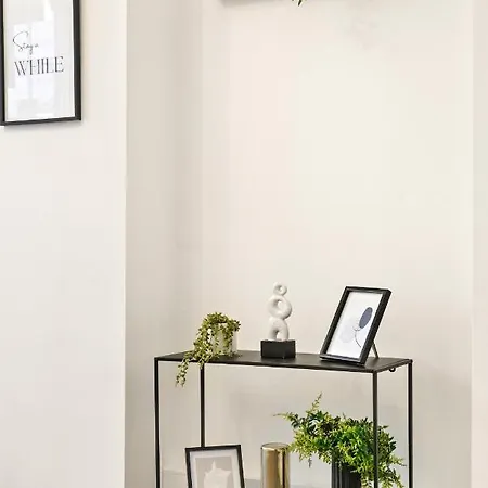 Appartement Stylish 2Br Luxury Retreat With 65