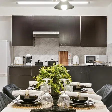 Appartement Stylish 2Br Luxury Retreat With 65