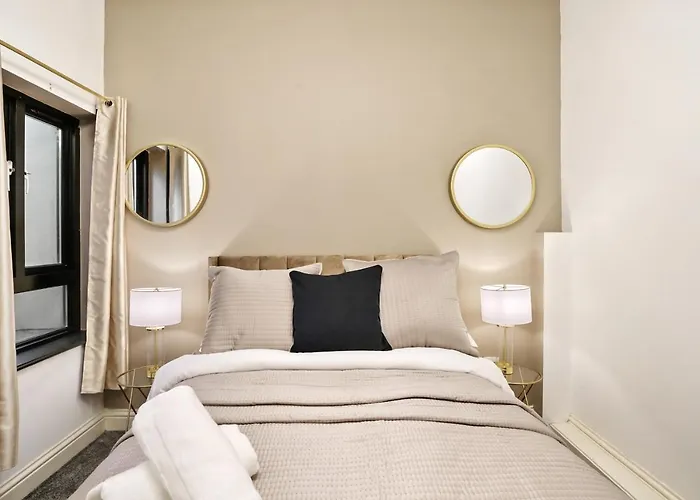 Stylish 2Br Luxury Retreat With 65\