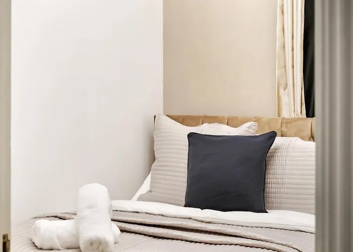 Stylish 2Br Luxury Retreat With 65\