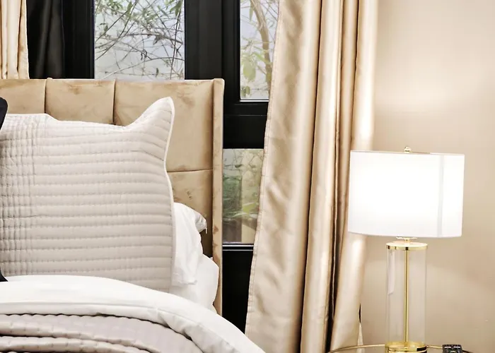 Stylish 2Br Luxury Retreat With 65\