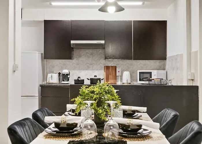 Stylish 2Br Luxury Retreat With 65\