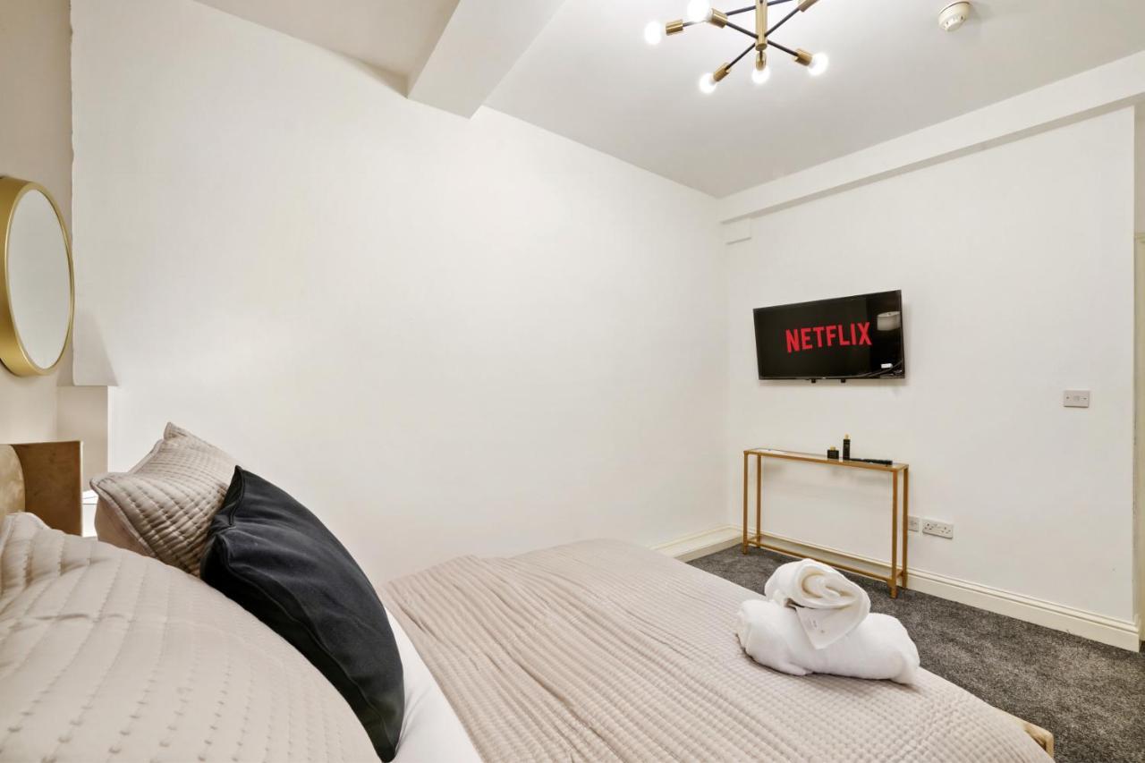 Apartment Stylish 2br Luxury Retreat With 65