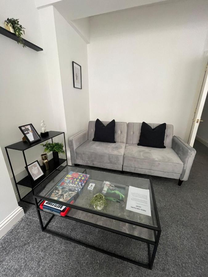 Apartment Stylish 2br Luxury Retreat With 65